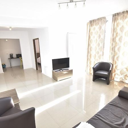Vilagio Apartments นาโวดาริ ภายนอก รูปภาพ
